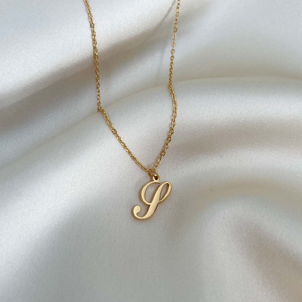 Personligt Alora Letter Necklace med bokstaven S, ett halsband i guld med vattentålig och slitstark finish.