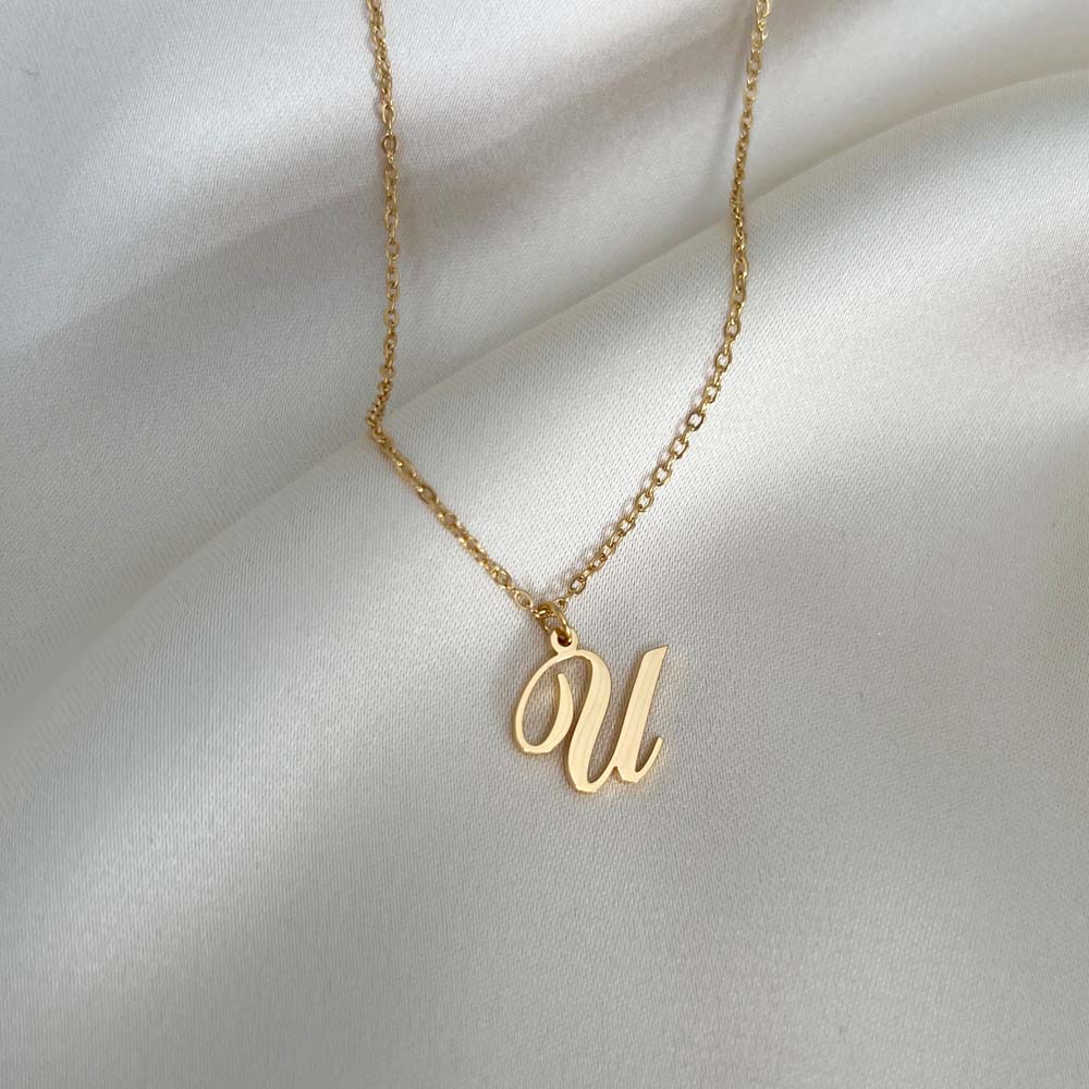 Elegant Alora Letter Necklace med bokstaven U, en vattentålig accessoar som kombinerar personlig design och hållbarhet.