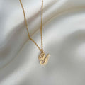 Stilrent Alora Letter Necklace med bokstaven Y, ett personligt halsband som passar alla tillfällen med sin vattentåliga design.
