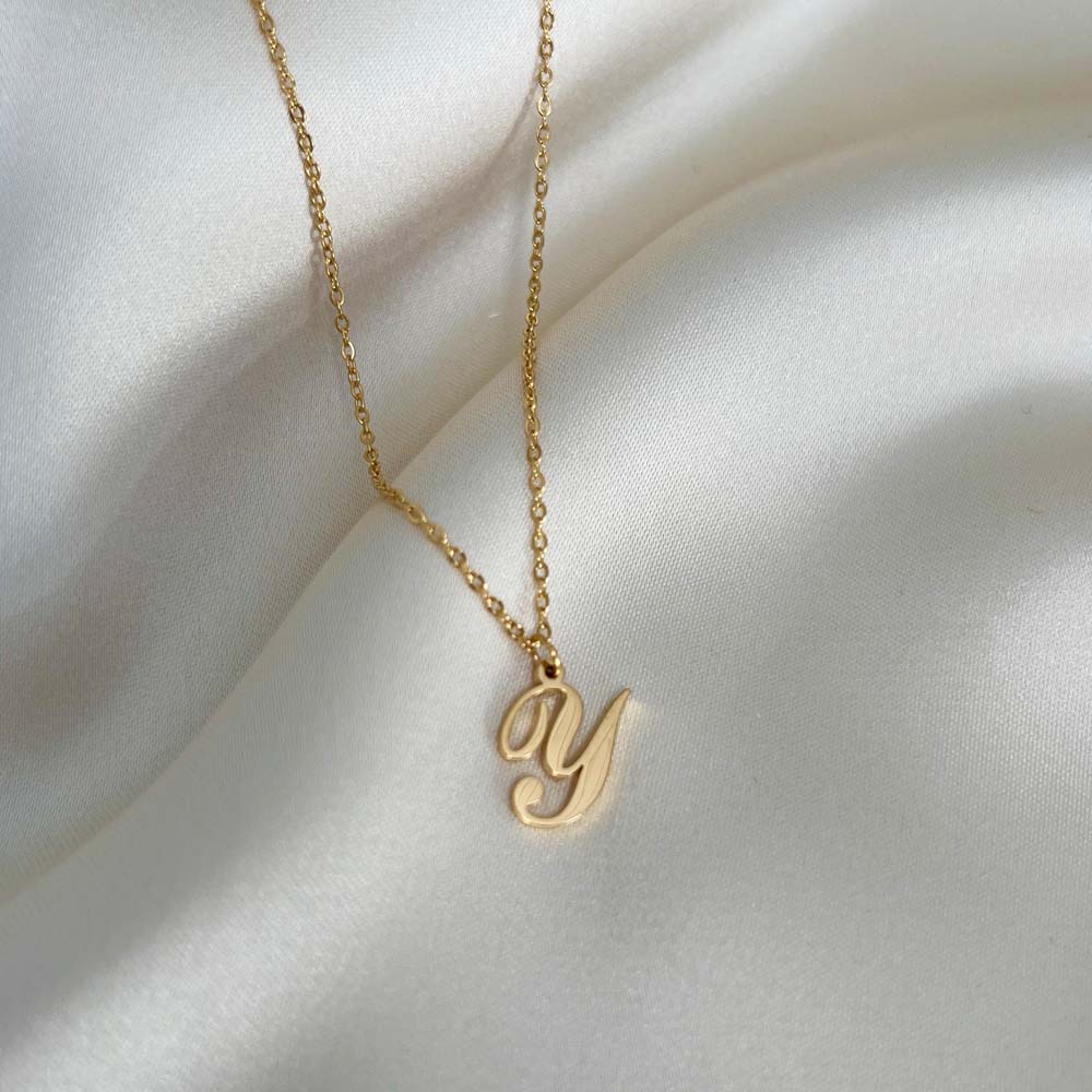 Stilrent Alora Letter Necklace med bokstaven Y, ett personligt halsband som passar alla tillfällen med sin vattentåliga design.