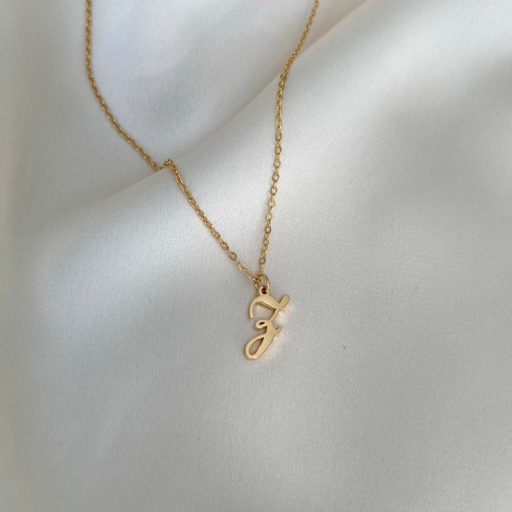 Elegant Alora Letter Necklace med bokstaven Z, ett unikt och hållbart smycke i 18K PVD-pläterat guld.