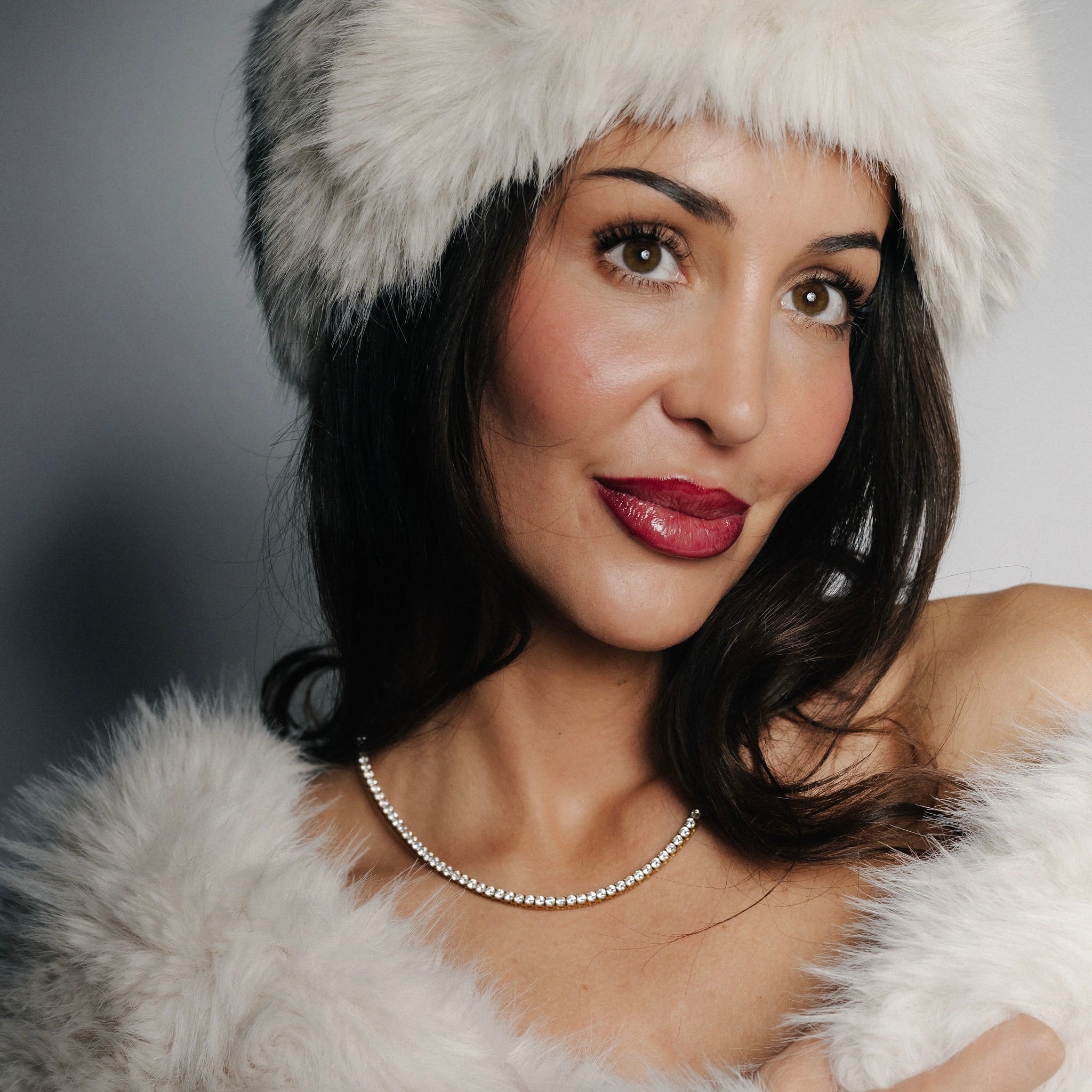 Alora Avenue Amara Tennis Necklace i 18K PVD-plätering – ett vattentåligt och glittrande halsband som värmer även de kallaste dagarna. Del av Alora Avenues Holiday Collection.