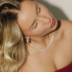 Alora Avenue Amara Tennis Necklace – ett tidlöst och vattentåligt halsband i 18K PVD-guld som fångar ljuset vid varje rörelse. Perfekt julklapp för henne som älskar lyx och stil.