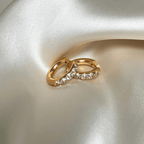 Ana Aura Hoops i 18K guld PVD-plätering med gnistrande cubic zirconia-stenar, vattentåliga och allergivänliga för långvarig glans.