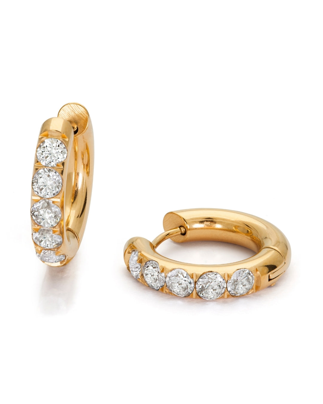 Eleganta Ana Aura Hoops med gnistrande cubic zirconia-stenar i 18K guldplätering, perfekta för både vardag och fest.