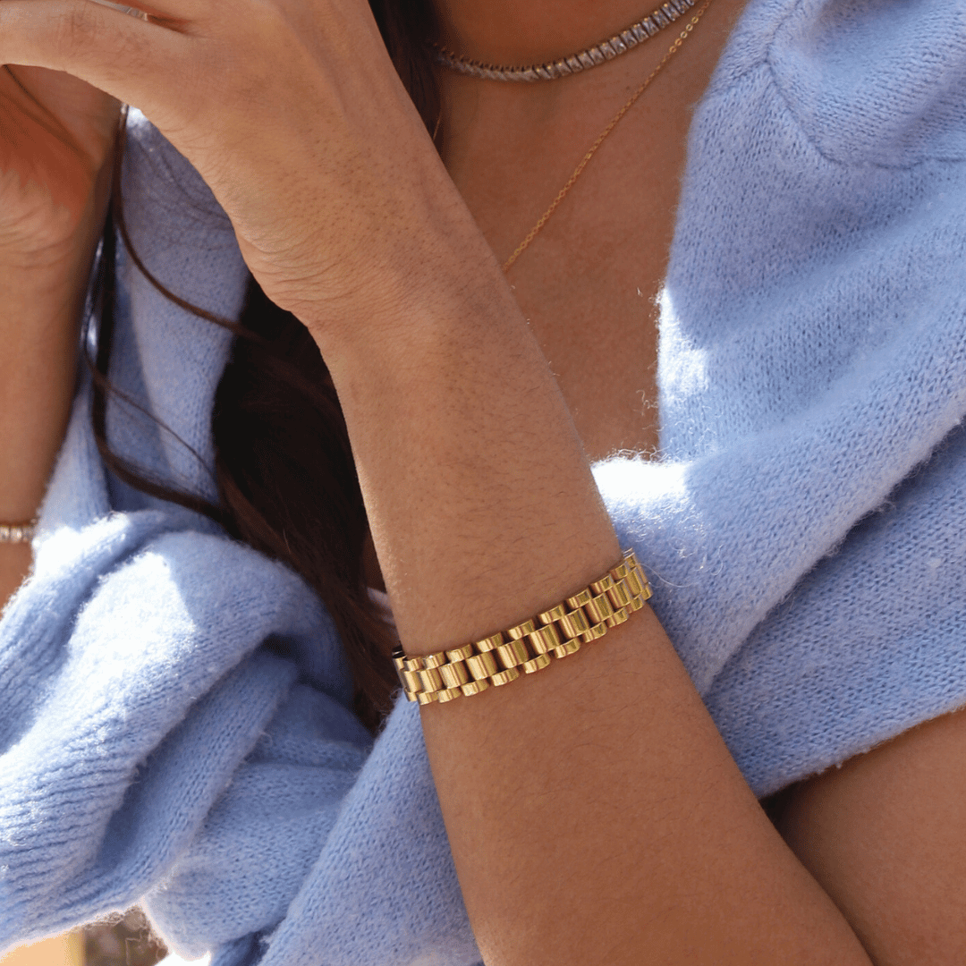 Analog Aria Wristband – brett klockinspirerat armband i rostfritt stål, PVD-pläterat i 18k guld, vattentåligt och allergivänligt.