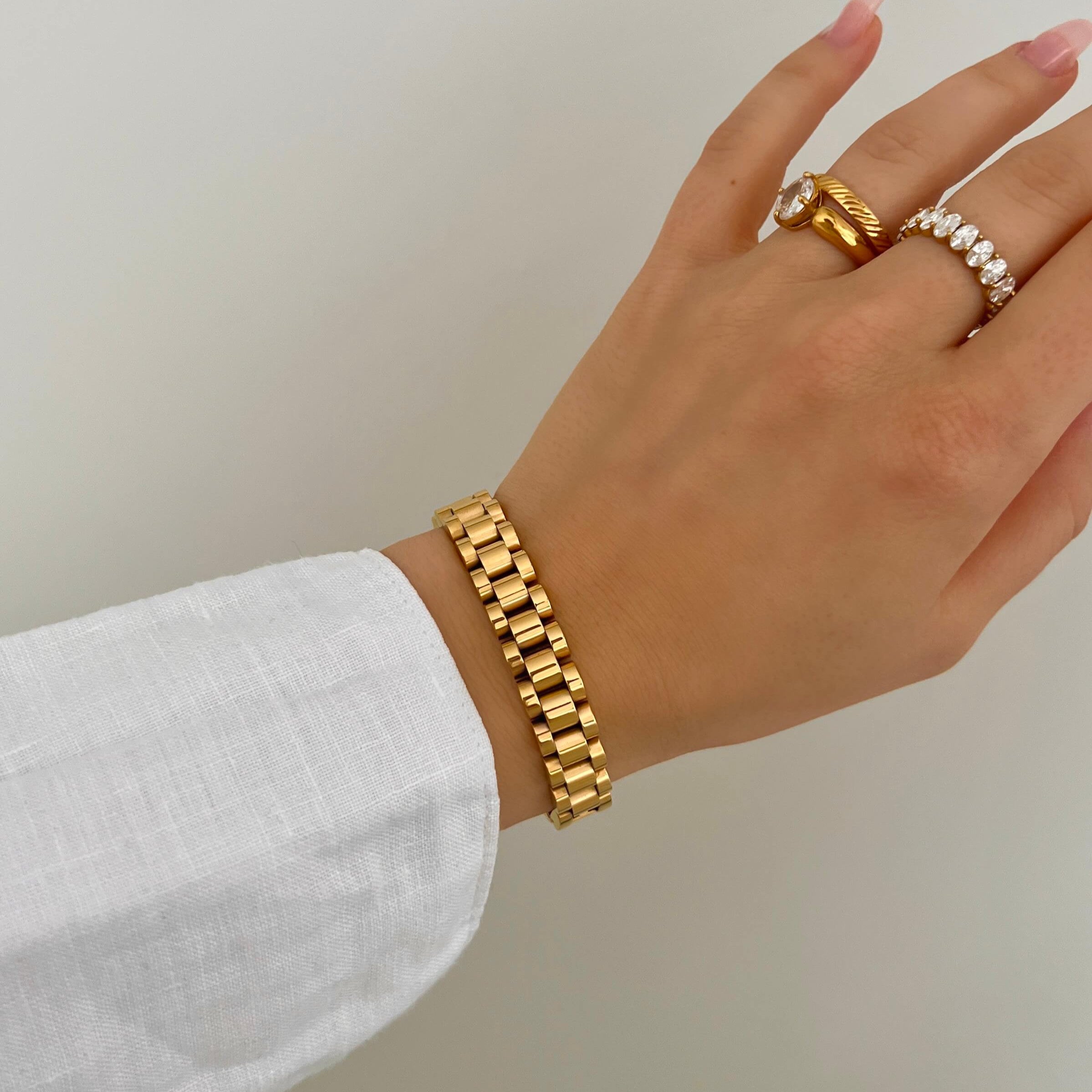 Analog Aria Wristband – brett klockinspirerat armband i rostfritt stål, PVD-pläterat i 18k guld, vattentåligt och allergivänligt.