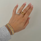 Analog Ava Armband från Alora Avenue stylat med guldringar och stenar – ett vattentåligt och allergivänligt armband i silver- och guldfärgad stållänk. En stilren favorit som lyfter varje outfit med känsla av vardagslyx och tidlös attityd.