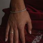 Aveline Tennis Bracelet från Alora Avenue – ett elegant armband i rostfritt stål med 18K PVD-plätering och gnistrande stenar. Passar lika bra till stickade tröjor som till silkesklänningar.