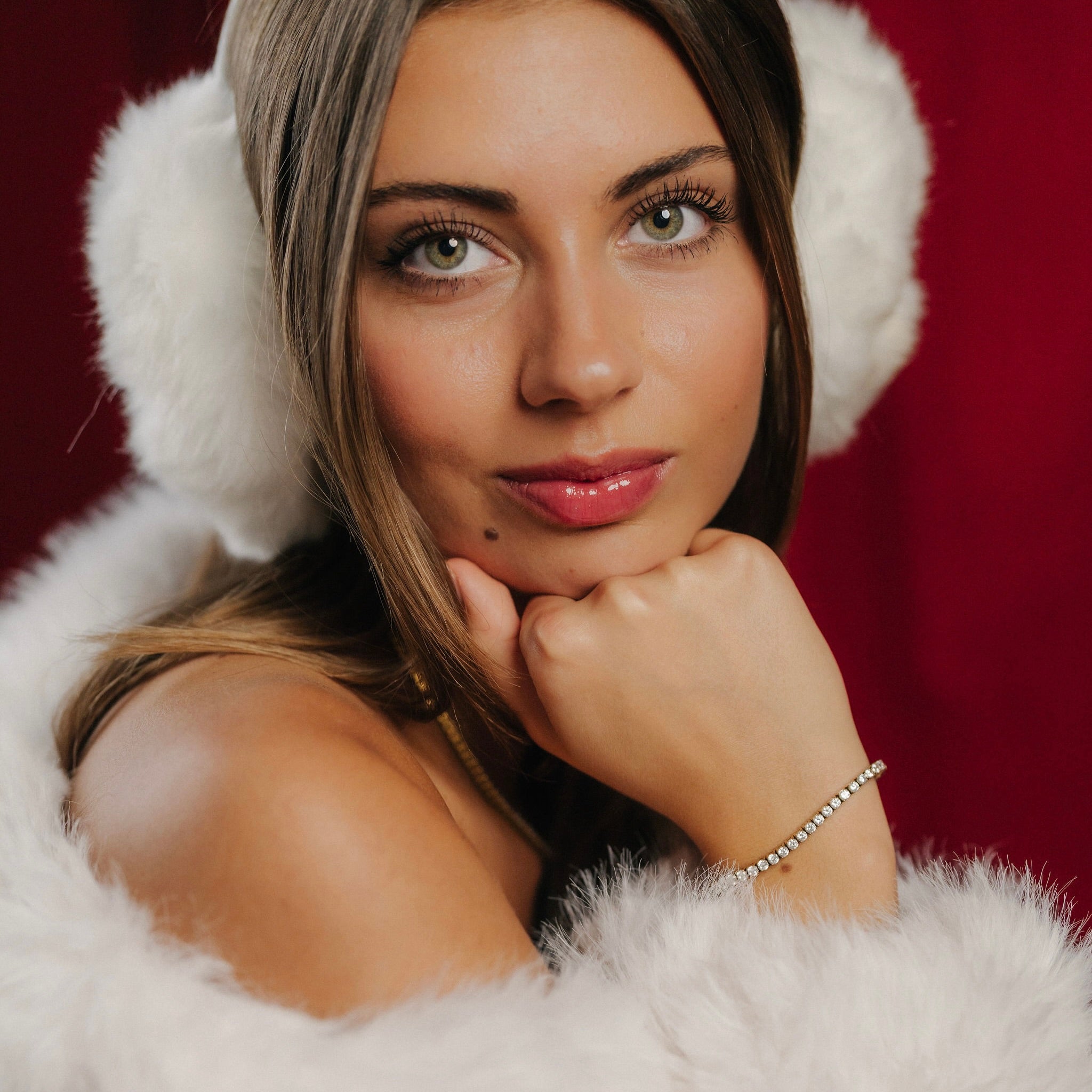 Modell bär Alora Avenue Aveline Tennis Bracelet – vattentåligt armband i rostfritt stål med 18K PVD-plätering. Glittrar vackert mot vinterns ljus och passar perfekt till Holiday Collection.