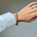 Azalea Aurora Bracelet – brett silvrigt nätlänkarmband i rostfritt stål med PVD-plätering i silver, vattentåligt och allergivänligt.
