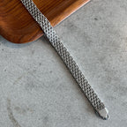 Azalea Aurora Bracelet – brett silvrigt nätlänkarmband i rostfritt stål med PVD-plätering i silver, vattentåligt och allergivänligt.