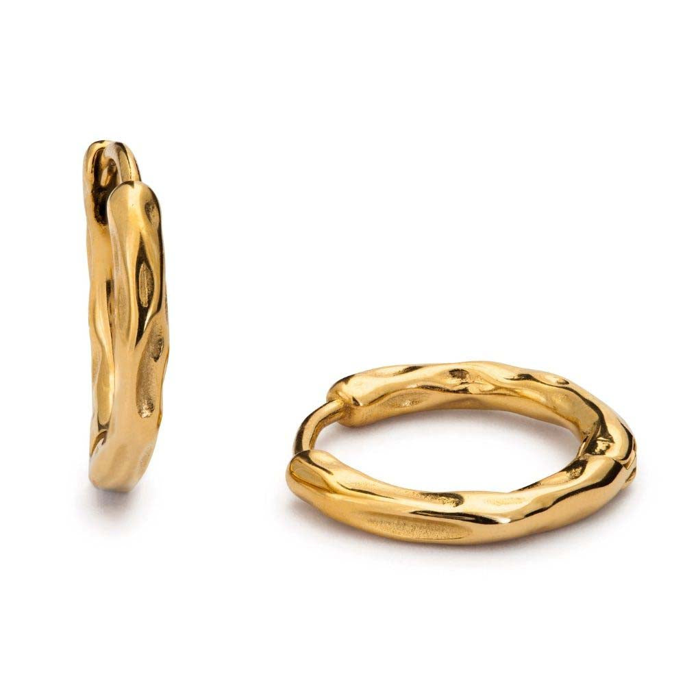 Blake Breeze Hoops i tunn design med subtil textur. Guldpläterade i PVD, vattentåliga och eleganta för alla tillfällen.