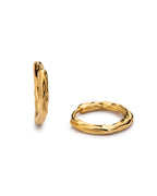 Blake Breeze Hoops i tunn design med subtil textur. Guldpläterade i PVD, vattentåliga och eleganta för alla tillfällen.