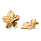 Blossom Bloom Earrings i guld med detaljrika blommor, vattentåliga och allergivänliga, för en elegant touch till din stil.