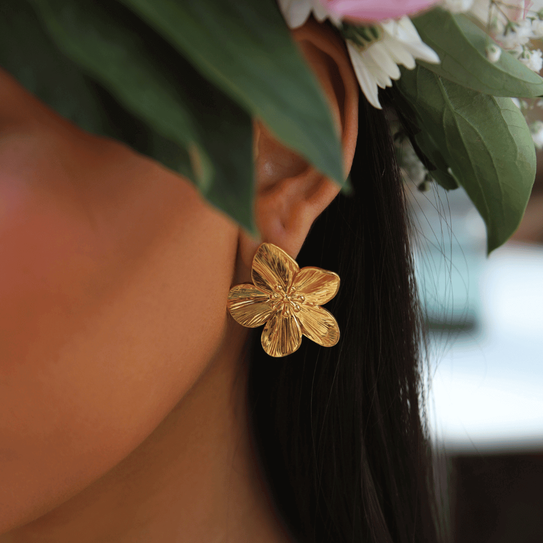 Blossom Bloom Earrings i guld med detaljrika blommor, vattentåliga och allergivänliga, för en elegant touch till din stil.