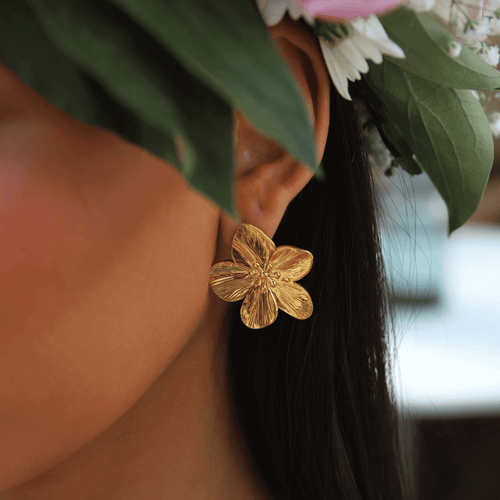 Blossom Bloom Earrings i guld med detaljrika blommor, vattentåliga och allergivänliga, för en elegant touch till din stil.