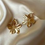 Blossom Bloom Earrings i guld med detaljrika blommor, vattentåliga och allergivänliga, för en elegant touch till din stil.
