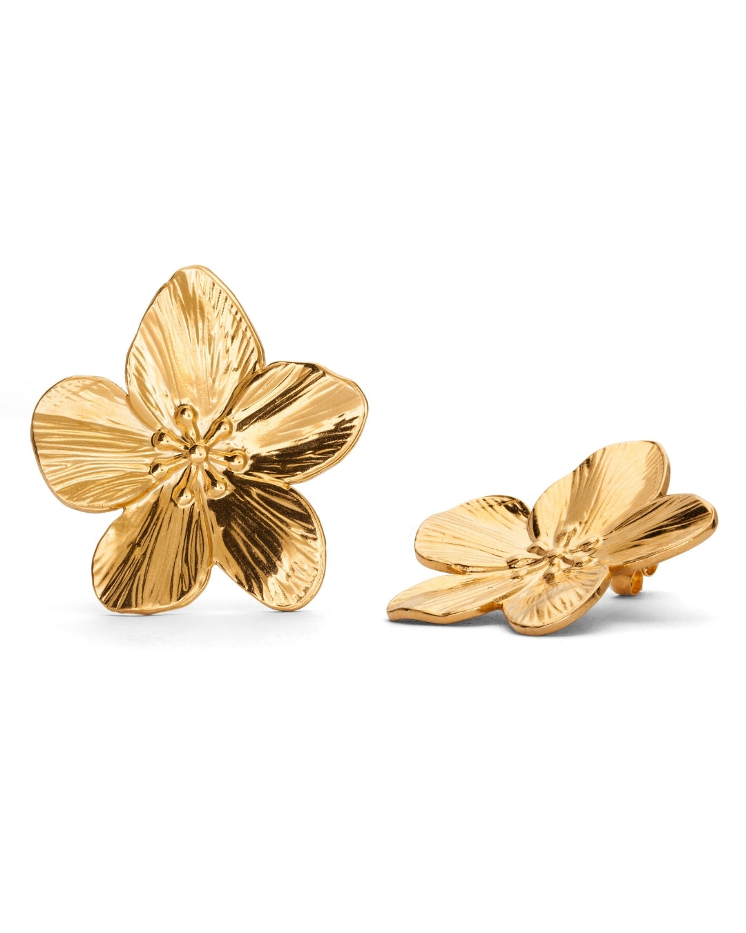 Blossom Bloom Earrings i guld med detaljrika blommor, vattentåliga och allergivänliga, för en elegant touch till din stil.