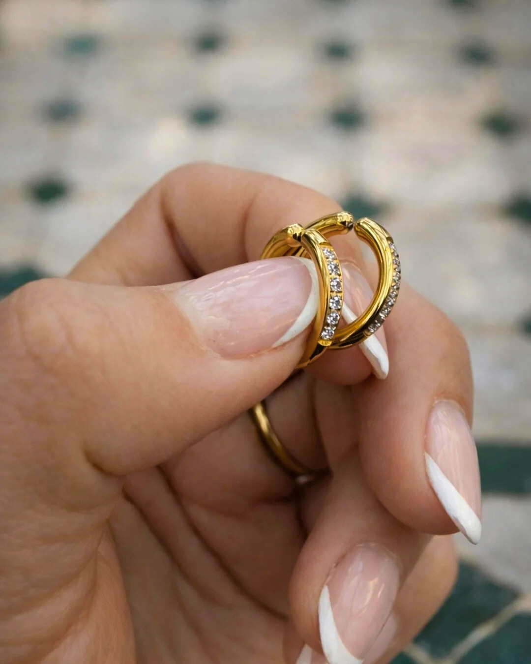 Cassia Clip Hoop är ett elegant par clip-on örhängen designade för dig som vill bära hoops utan hål i öronen – eller för dig som vill stacka örhängen utan att ta ett extra hål. 