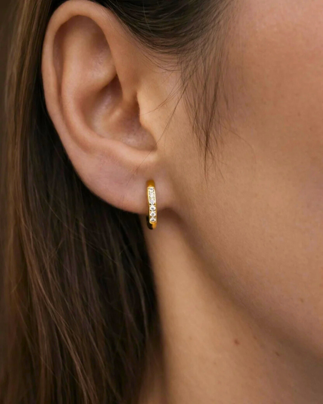 Cassia Clip Hoops är tillverkade i allergivänligt rostfritt stål och behandlade med slitstark PVD-plätering, vilket gör dem vattentåliga och anpassade för ett aktivt liv. Ett tryggt, stilrent och elegant val för alla öron.