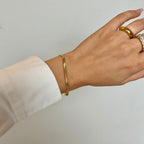 Chloe Cobra Bracelet – guldfärgat snakechain-armband i rostfritt stål med 18k PVD-plätering, vattentåligt och allergivänligt.