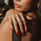 Chunky Crystal Ring är en guldfärgad ring med rektangulära stenar runt hela ringen, tillverkad i rostfritt stål med slitstark PVD-plätering i 18K guld.