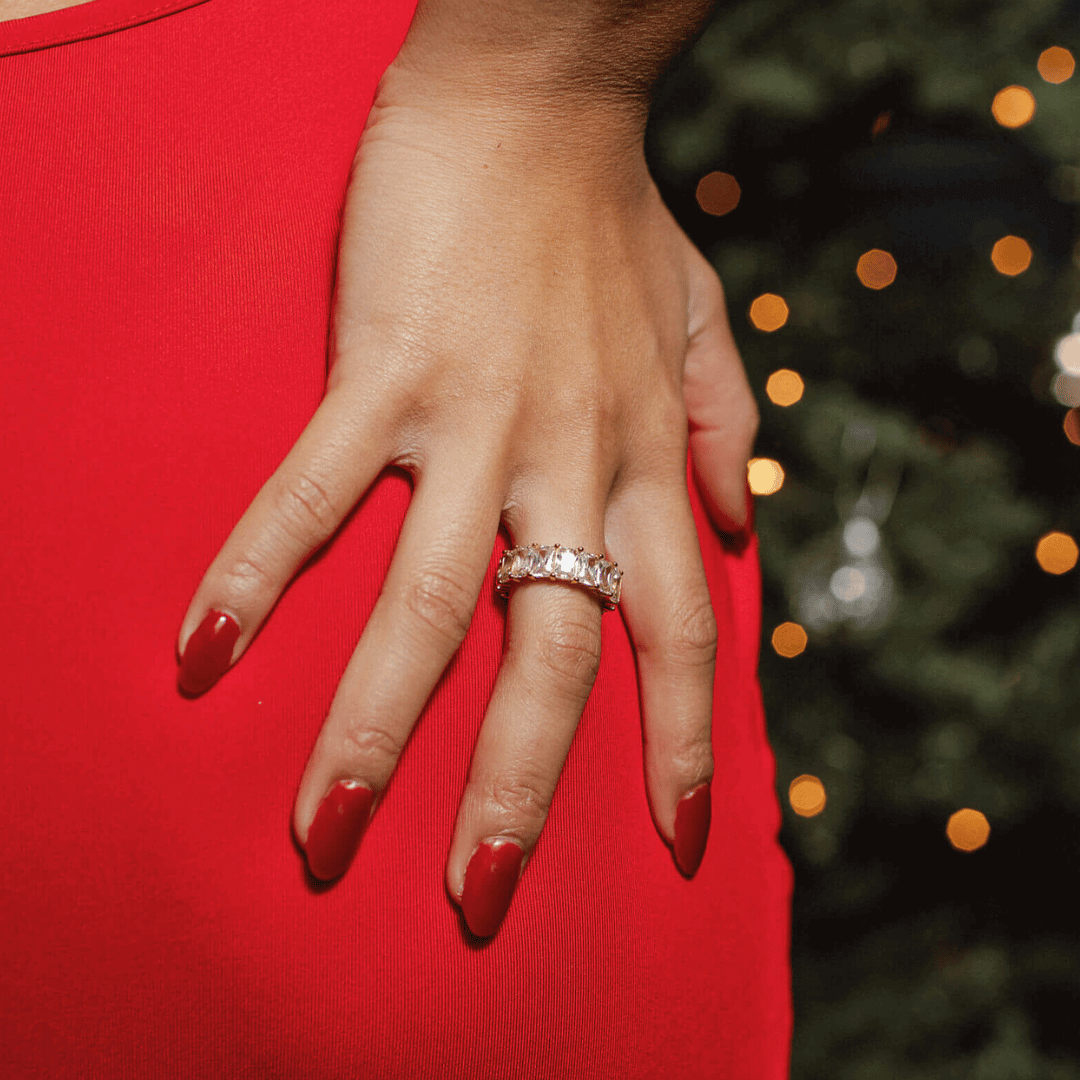 Chunky Crystal Ring är en guldfärgad ring med rektangulära stenar runt hela ringen, tillverkad i rostfritt stål med slitstark PVD-plätering i 18K guld.