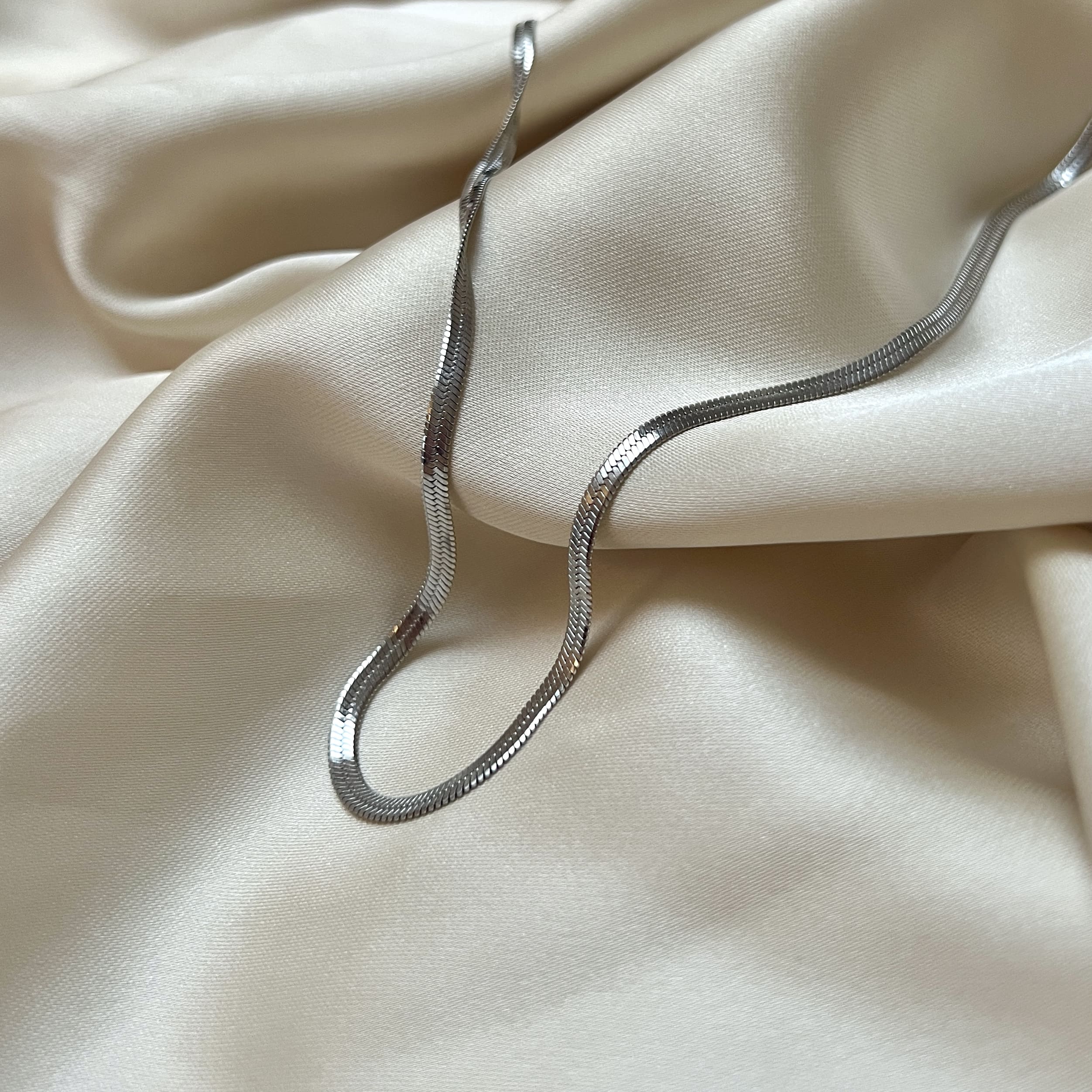 Cleo Cobra Necklace – silverfärgad ormkedja, 40 cm lång, tillverkad i rostfritt stål med PVD-plätering för hållbarhet och vattentålighet.