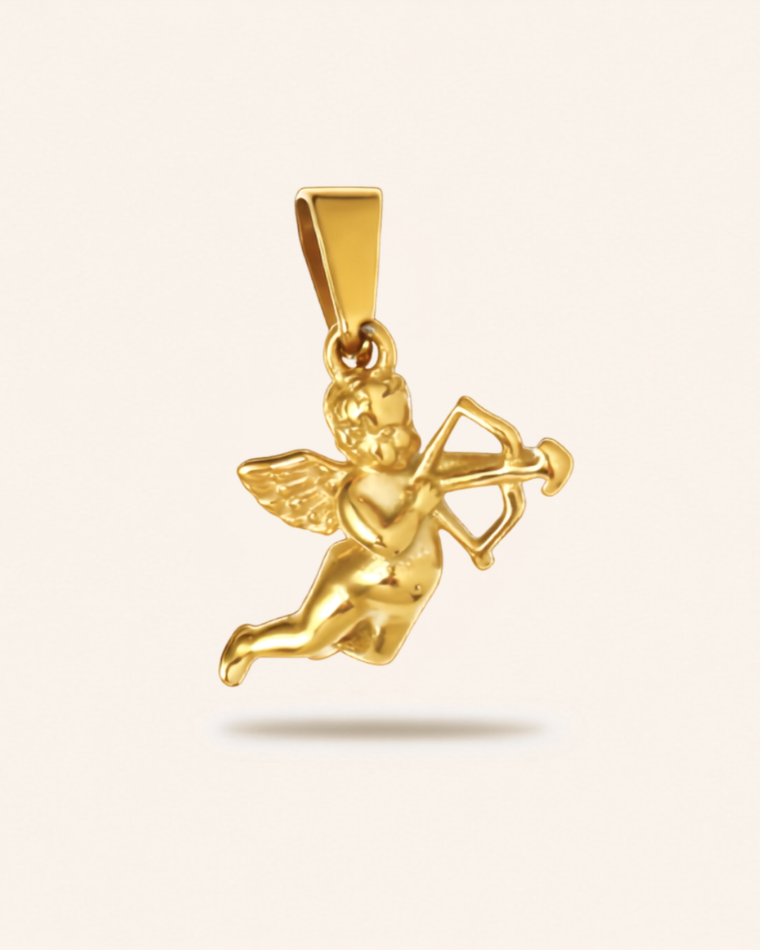 Cupid Angel Pendant — Vattentåligt hängsmycke i 18K guldpläterat stål | Alora Avenue