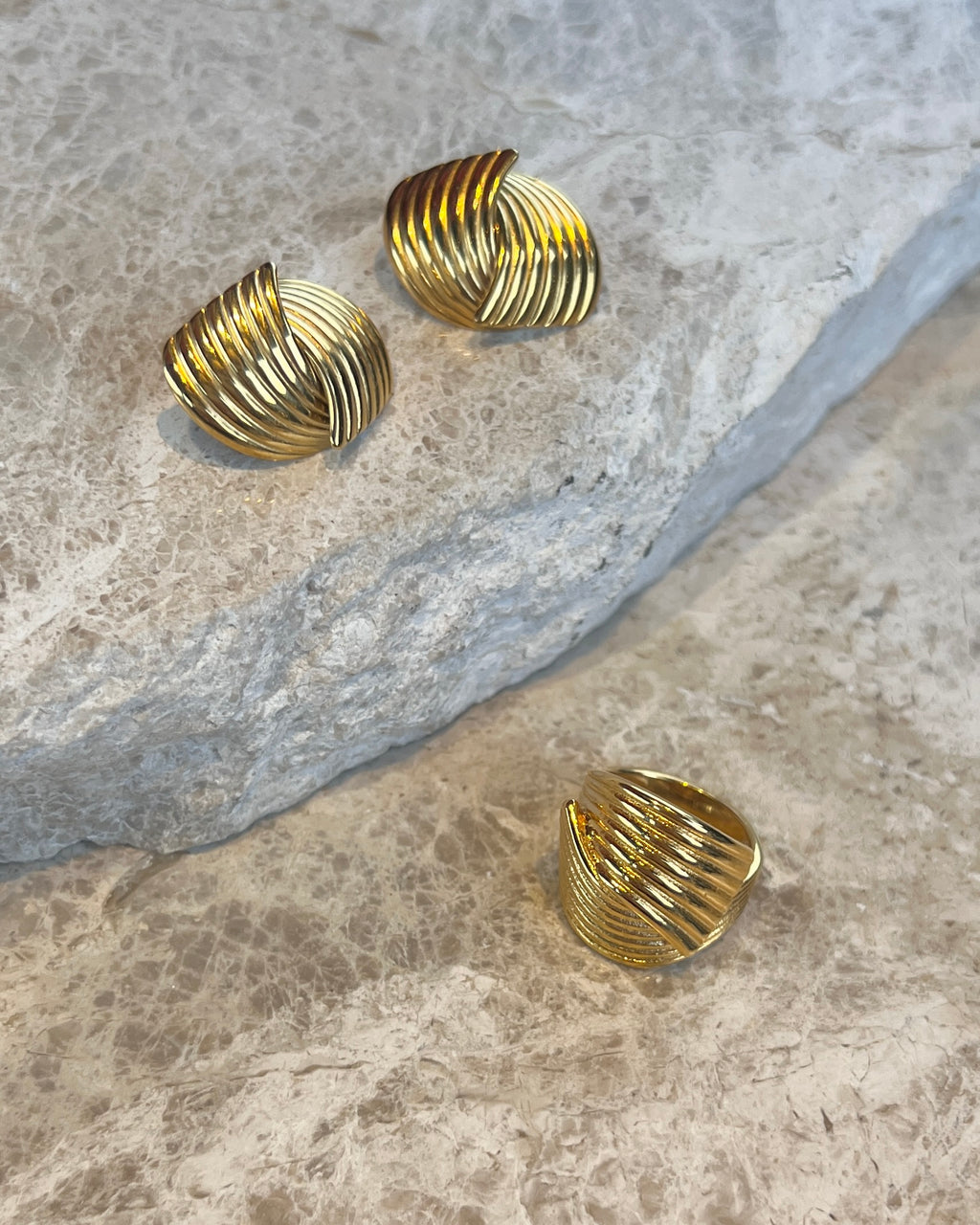 Huggie guld-set: matchande ring & örhängen