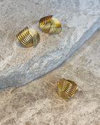 Huggie guld-set: matchande ring & örhängen