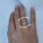 Elara Glow Ring Ina spark ring i guld med klara stenar som löper halvvägs runt ringen. Elegant, tunn och vattentålig ring från Alora Avenue i rostfritt stål med PVD-plätering.