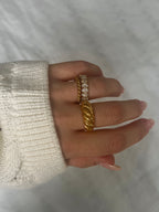 Fanny Frost Ring matchar tillsammans med andra guldringar. 