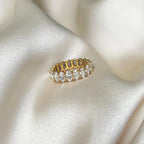 Fanny Frost Ring är en guldfärgad ring med klara ovala stenar runt hela ringen, tillverkad i rostfritt stål med slitstark 18K PVD-plätering.