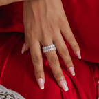 Fanny Frost Ring är en guldfärgad ring med klara ovala stenar runt hela ringen, tillverkad i rostfritt stål med slitstark 18K PVD-plätering.