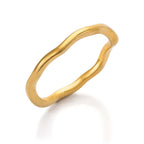 Faye Flow Ring är en nätt och asymmetrisk guldring i rostfritt stål med slitstark PVD-plätering, perfekt för en modern och elegant look.