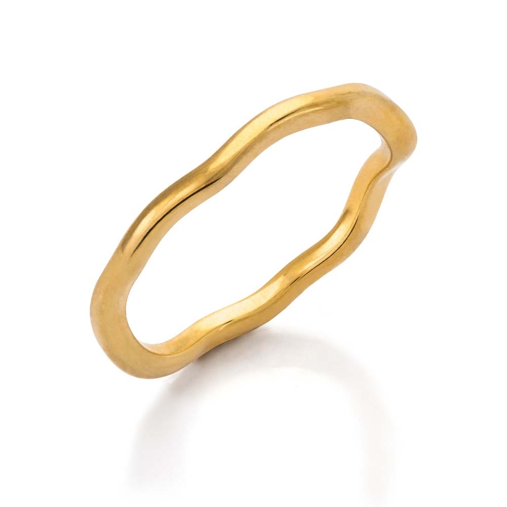 Faye Flow Ring är en nätt och asymmetrisk guldring i rostfritt stål med slitstark PVD-plätering, perfekt för en modern och elegant look.