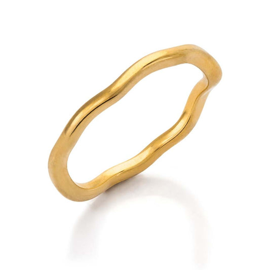 Faye Flow Ring är en förtjusande och nätt assymetrisk ring som kombinerar enkel elegans med modern stil. Tillverkad av rostfritt stål och behandlad med hållbar PVD-plätering, ger den både stil och långvarig skönhet.&nbsp;