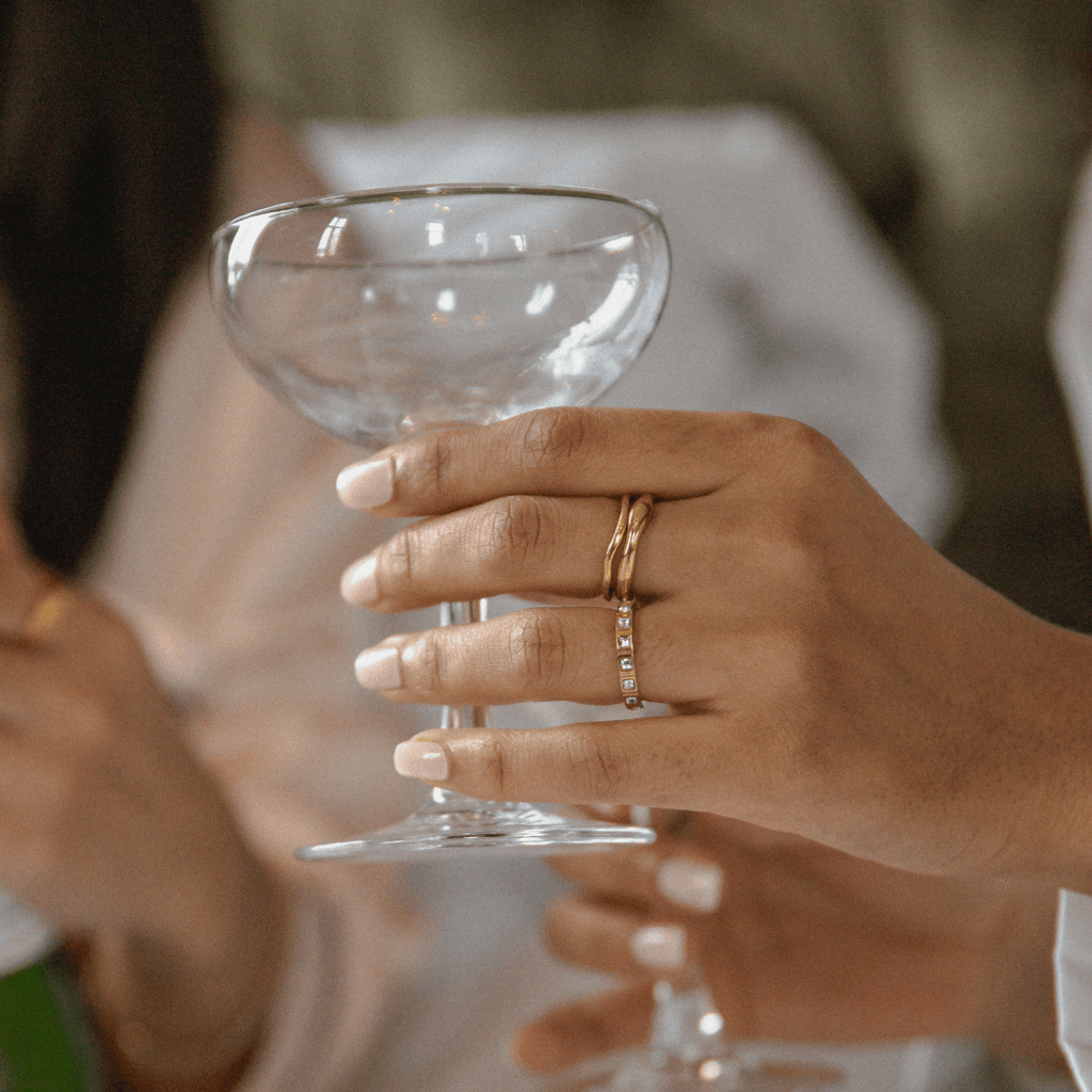 Faye Flow Ring är en nätt och asymmetrisk guldring i rostfritt stål med slitstark PVD-plätering, perfekt för en modern och elegant look.