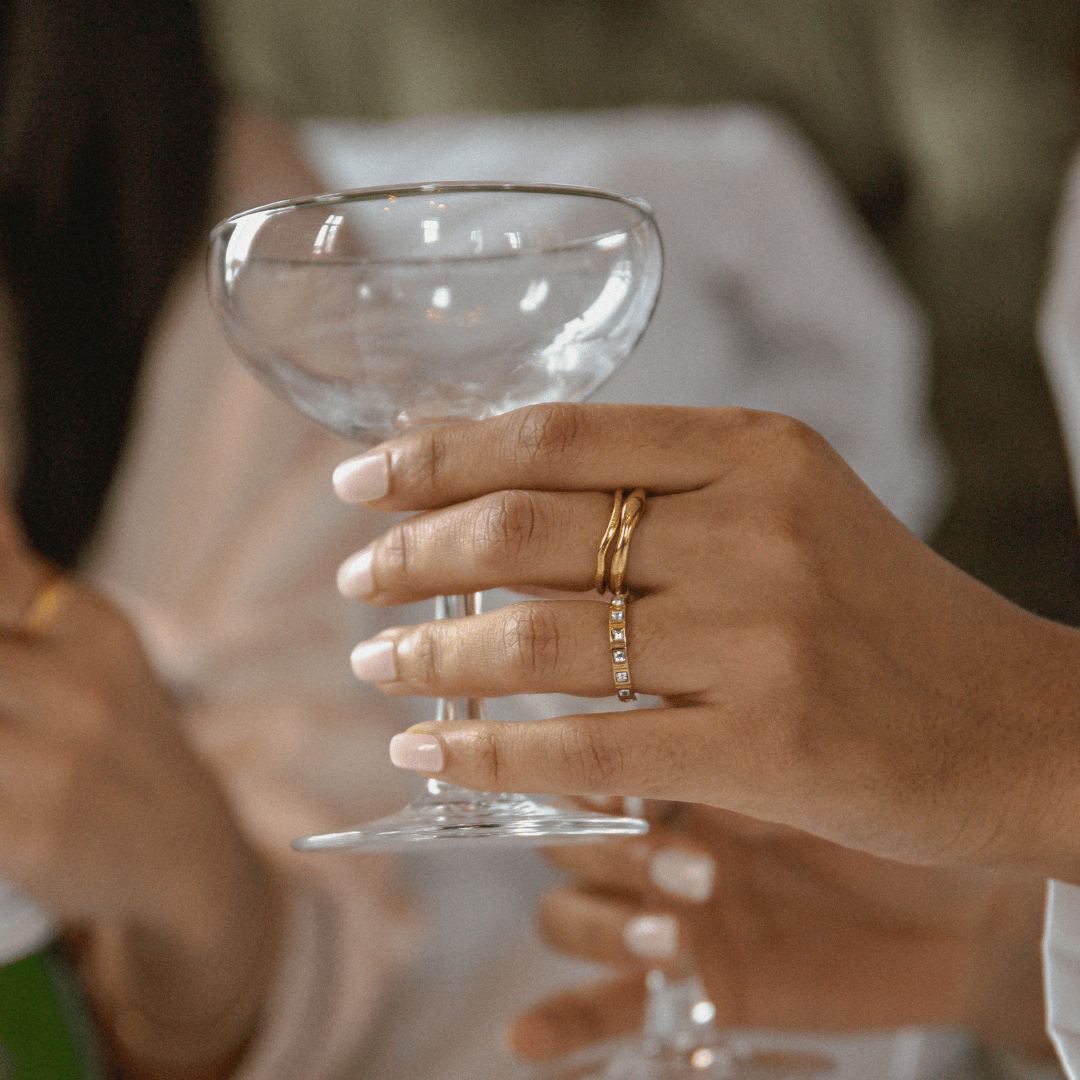 Faye Flow Ring är en nätt och asymmetrisk guldring i rostfritt stål med slitstark PVD-plätering, perfekt för en modern och elegant look.