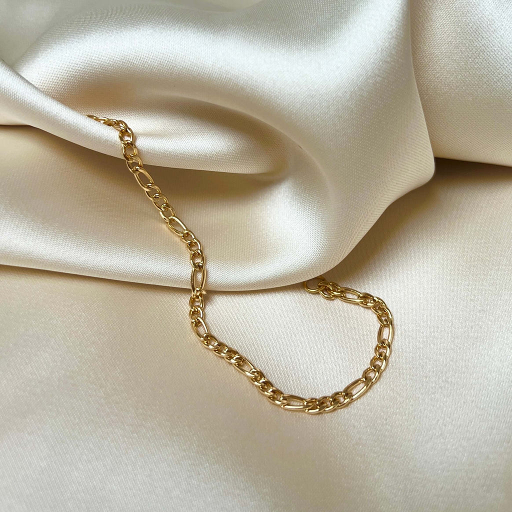Felix Figaro Bracelet – klassiskt guldarmband i rostfritt stål med Figaro-länk från Alora Avenue. Vattentåligt och perfekt till vardag eller fest.