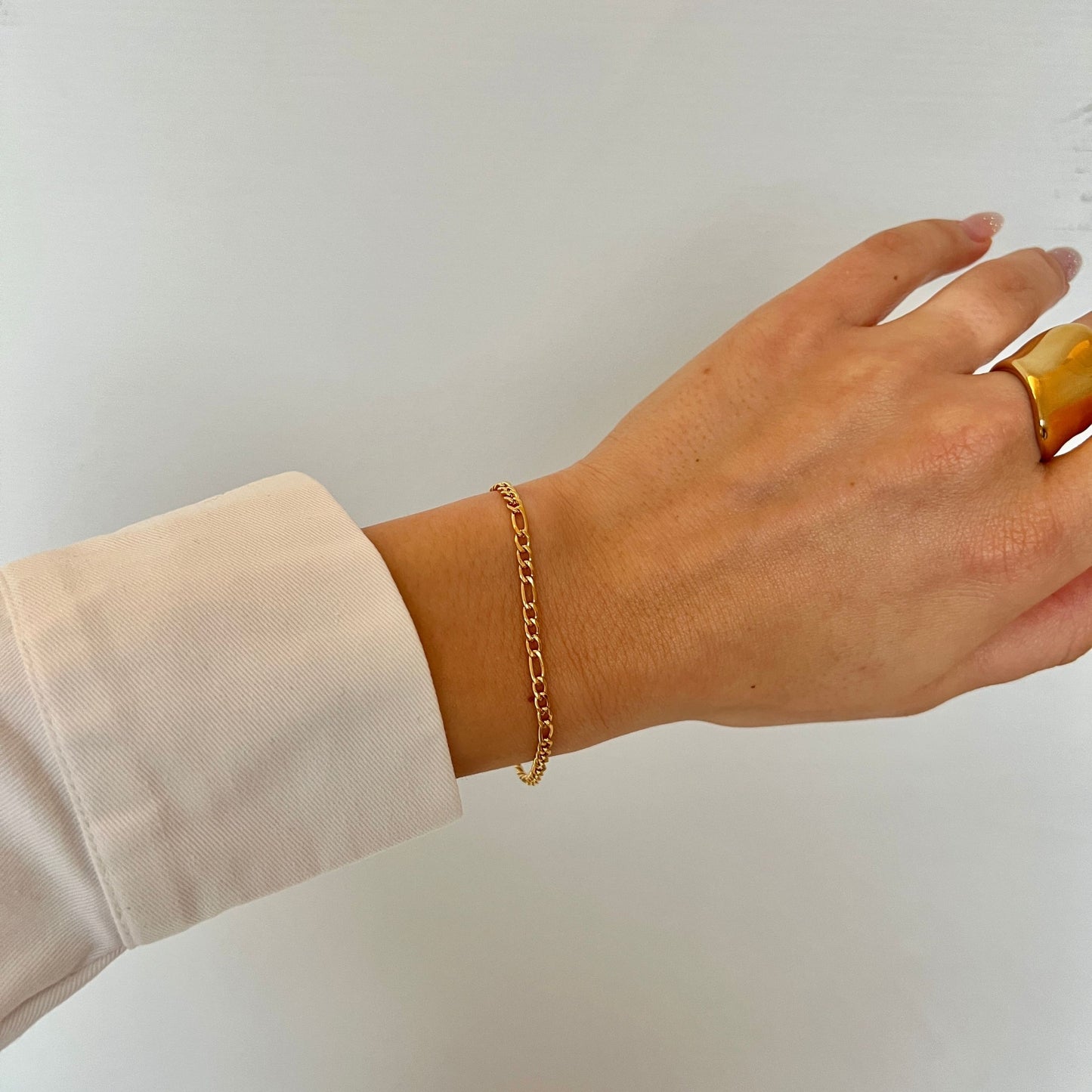 Felix Figaro Bracelet i guld med traditionell Figaro-stil, tillverkad i rostfritt stål och PVD-pläterad för långvarig glans och vattentålighet.