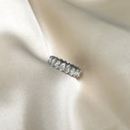 Filippa Frost Ring är en silverfärgad ring med klara ovala stenar som skapar en gnistrande effekt, perfekt för festliga tillfällen.