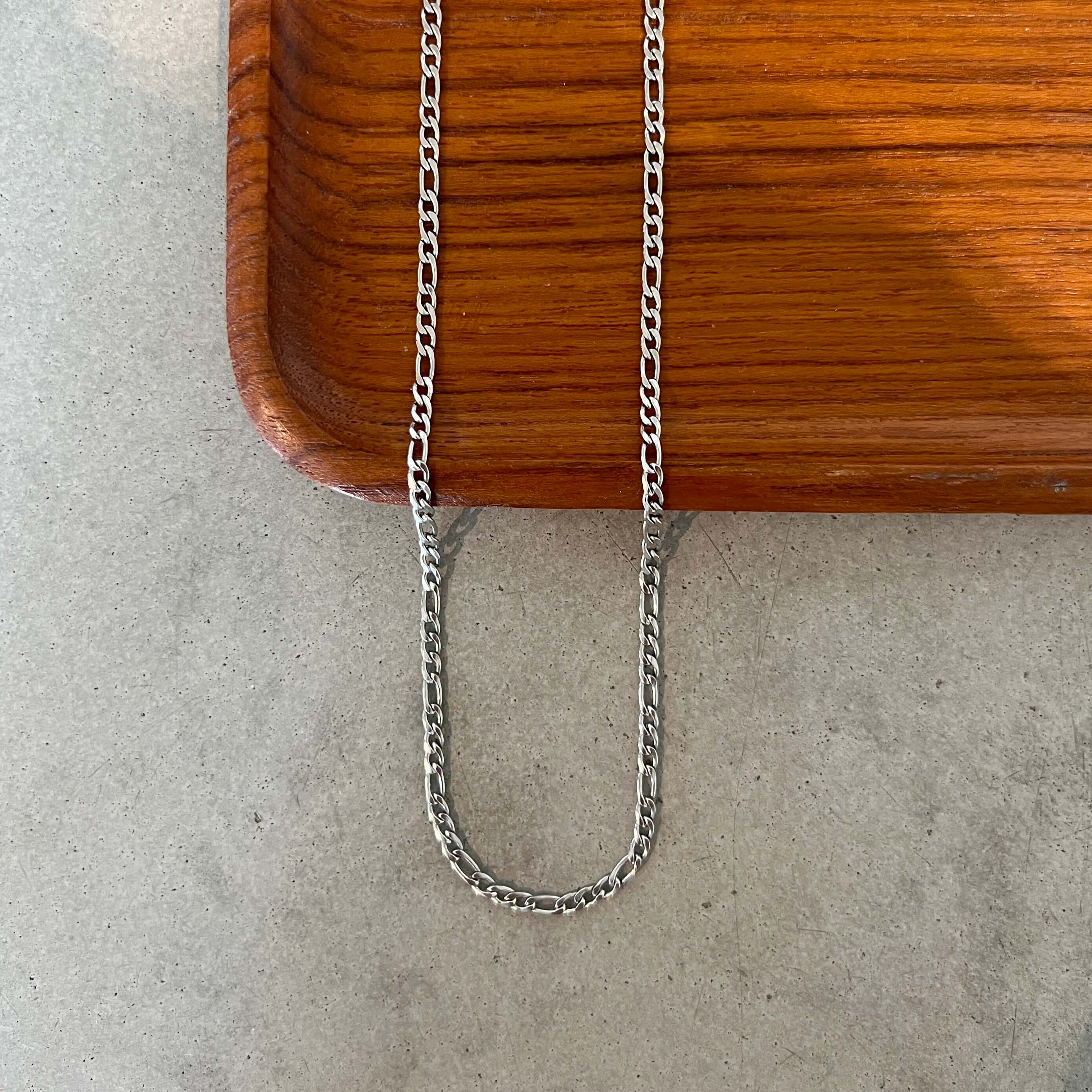 Fiona Figaro Necklace – silvrig figarokedja i rostfritt stål, 3 mm bred och 45 cm lång, med hållbar PVD-plätering för långvarig glans och vattentålighet.