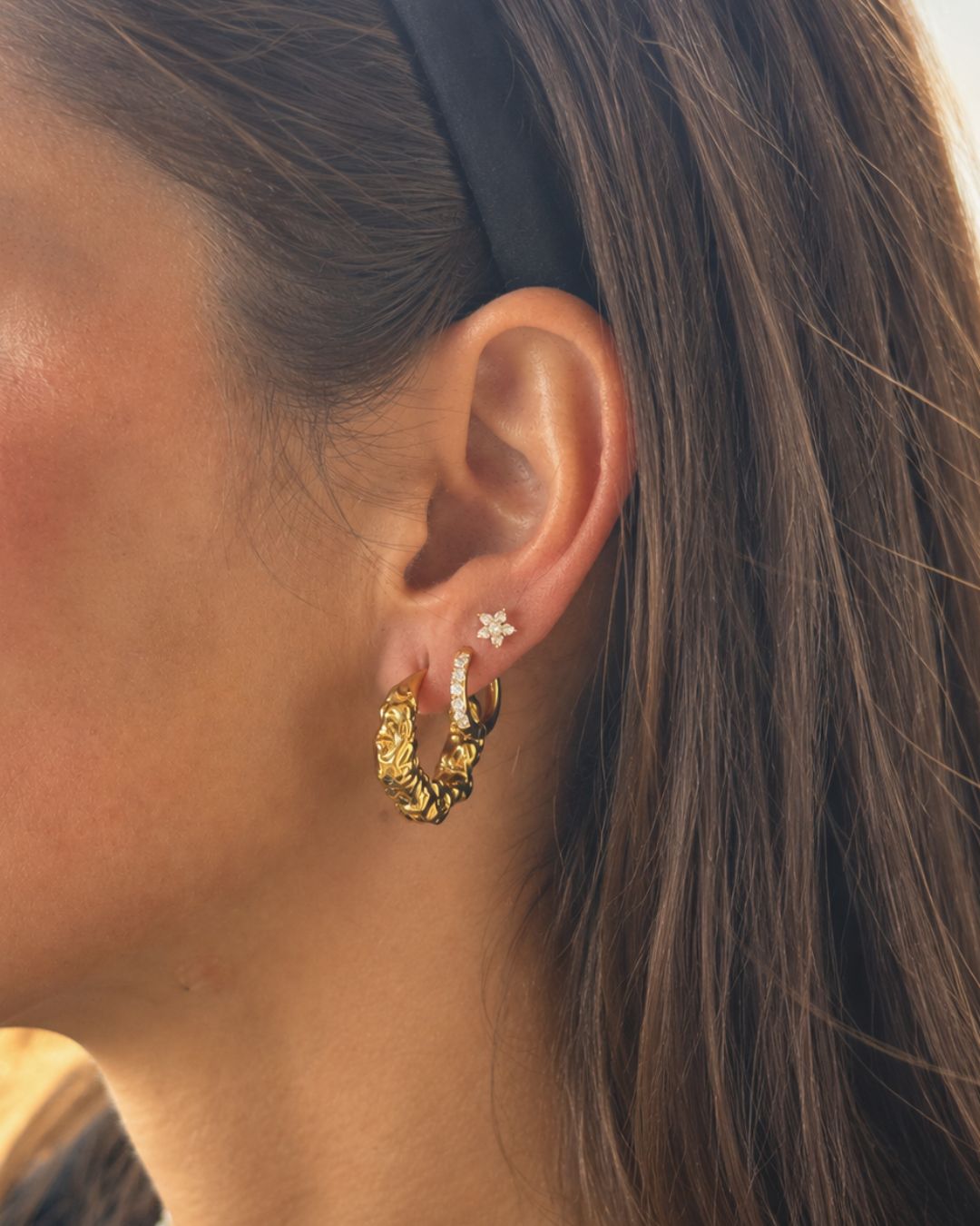 Flora Flower Stud buren på modell – blomformat guldörhänge med cubic zirconia | Alora Avenue