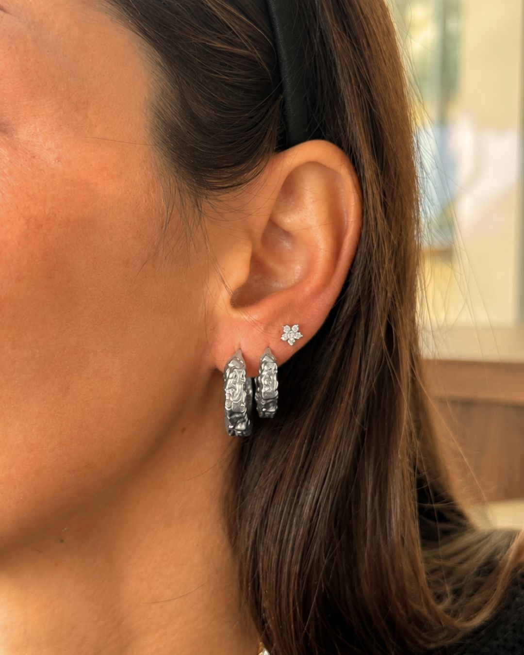 Flora Flower Stud Silver i en ear stack på modell – blomformat silverörhänge med cubic zirconia | Alora Avenue