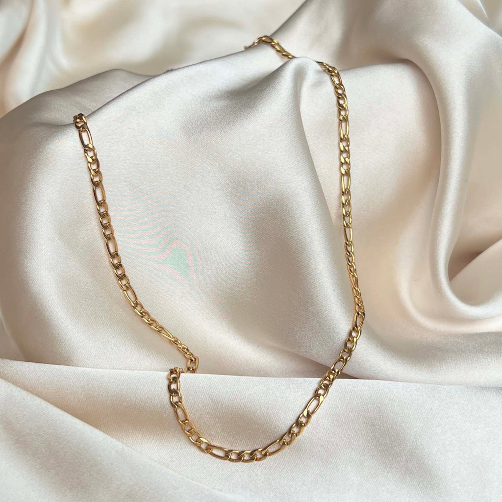 Frank Figaro Necklace – guldig figarolänk i rostfritt stål med slitstark PVD-plätering, finns i 50 cm och 55 cm, vattentålig och tidlös.