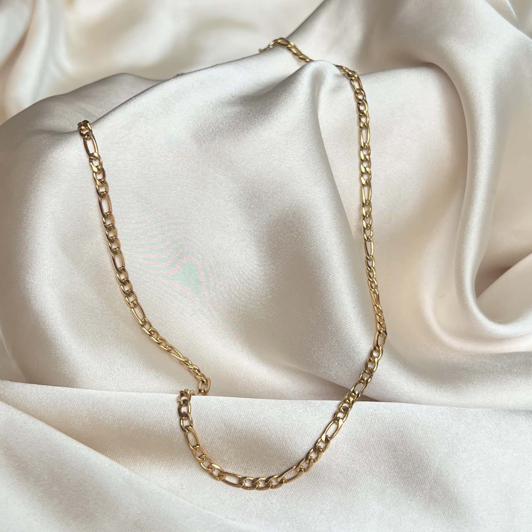 Frank Figaro Necklace – guldig figarolänk i rostfritt stål med slitstark PVD-plätering, finns i 50 cm och 55 cm, vattentålig och tidlös.