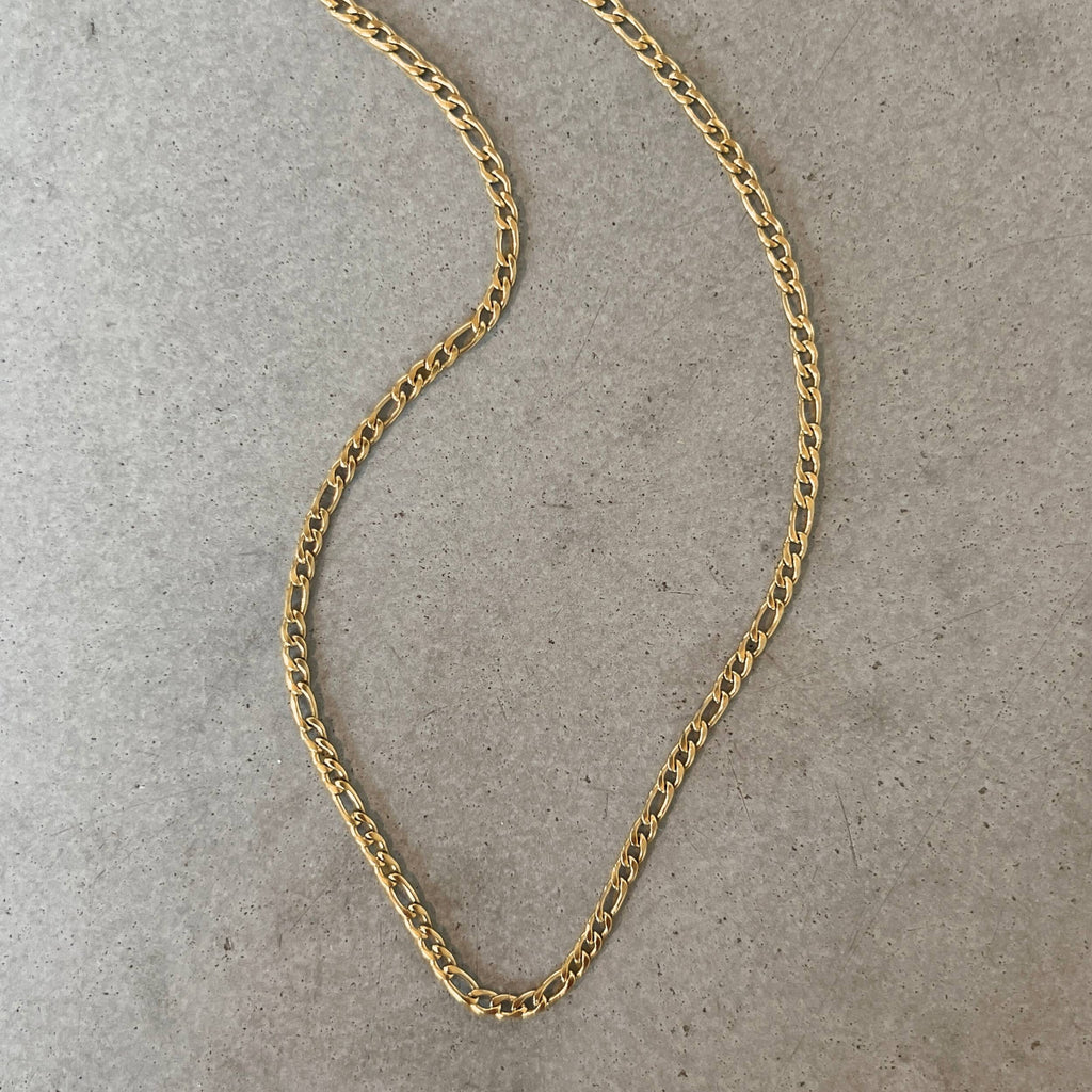 Freja Figaro Necklace – guldig figarokedja i rostfritt stål, 3 mm bred och 45 cm lång, med slitstark PVD-plätering, vattentålig och elegant.